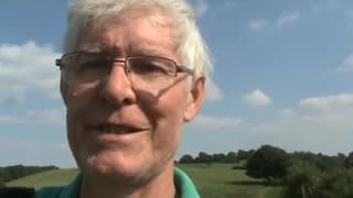 Stary ekshibicjonista wali chuja na dworze