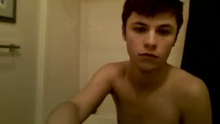 Młody chlopak wie, jak lubi walić kutasa