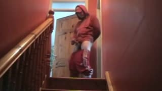 Zwali dużego chuja zabawką na schodach