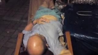 Wali kutasa leżąc na leżaku w słońcu