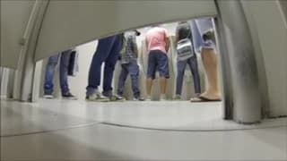 Dużo kutasów naraz w publicznej toalecie Dużo kutasów naraz w publicznej toalecie