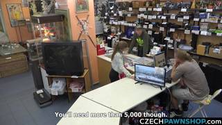 Czeszka zarobi na zapleczu dodatkową kasę za seks