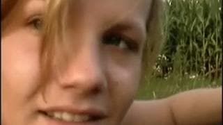 Jedzie na łąkę i daje się wyjebać w dupę Jedzie na łąkę i daje się wyjebać w dupę