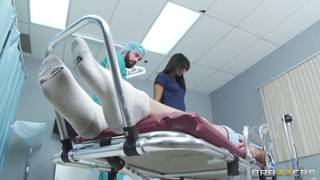 Piękna Shazia Sahari obciąga panu doktorowi