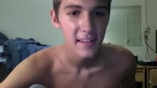 Szczupły chłopak posmakuje własnej spermy