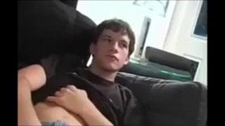 Seksowny nastolatek masturbuje się solo