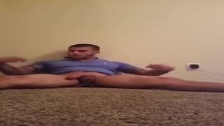 Atrakcyjny facet masturbuje się dla nas