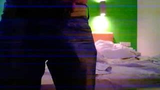 Kilku facetów ma seks na hotelowym łóżku