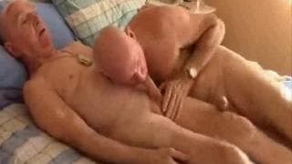 Starzy faceci lubią possać sobie kutasy