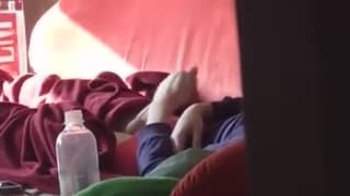 Podglądanie masturbującego się faceta