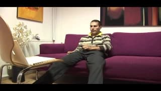 Facet ogląda porno i trzepie kutasa