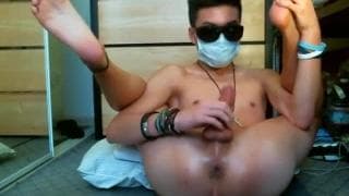 Drobny Azjata w masce wali sobie kutasa