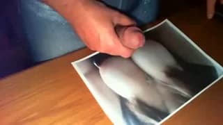 Wali chuja patrząc na zdjęcie kochanka