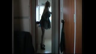 W drzwiach do łazienki zobaczysz transa