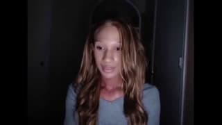 Blondyna trans pieści sobie dużego chuja