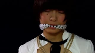 Związana Azjatka w szkolnym mundurku