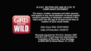 Sprośna lesbijka jebie na nożyce zwykłą dziewczynę