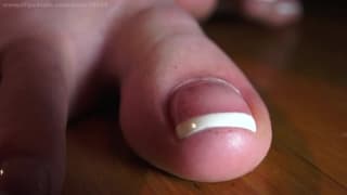 Fetyszystka stóp zabawi się ze swoim facetem