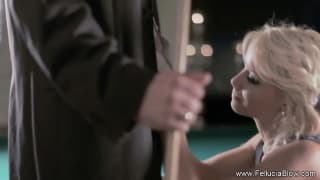 Piękna blondyna ssie chuja w głębokim gardle