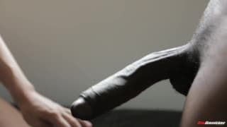 Po treningu Alyssa Branch rucha się z Murzynem