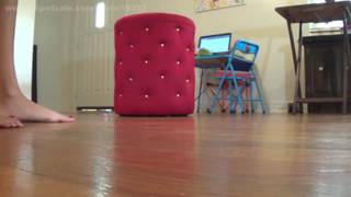 Seksi dominująca brunetka uwodzi swoimi stopami