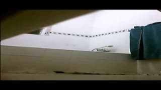 Ukryta kamera podgląda dziewczynę w kąpieli