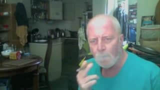 Tatusiek z brodą wali chuja i pali fajkę