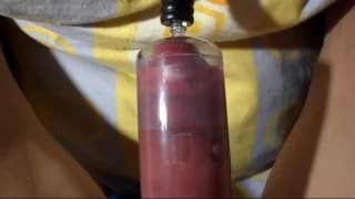 Napompuje chuja w zabawce i go masturbuje