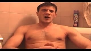 Siedzi na kiblu i wali dużego kutasa