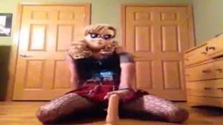 Punkowa trans dosiada dildo na podłodze