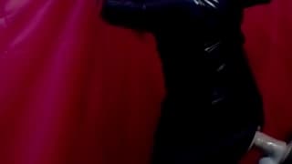 Trans dziwka w lateksie rżnie się dildo