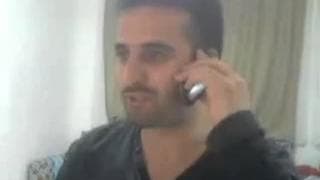 Przystojny Arab masturbuje się mocno