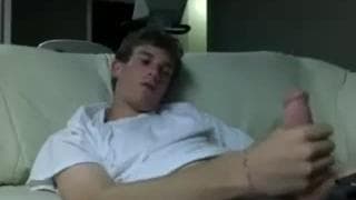 Nastolatek ma długiego kutasa do walenia