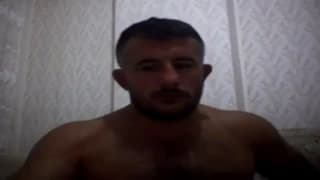 Muskularny opalony facet trzepie kutasa