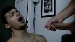 Dwaj chłopcy łykają spermę po sodomii