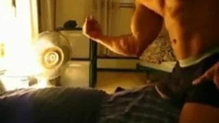 Muskularny facet stawia dla nas kutasa