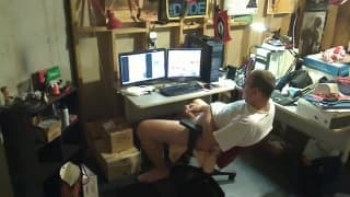 Facet kocha oglądać porno i walić chuja