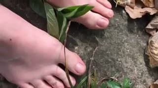 Zerżnie dużym dildo swoją dużą białą dupę