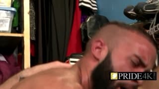 Muskularni geje zawsze ruchają się na zapleczu sklepu