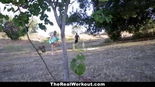 Brunetka Paige Owens wyjebana na dworze dużym kutasem