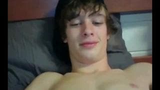 Ładny uczeń masturbuje się w sypialni