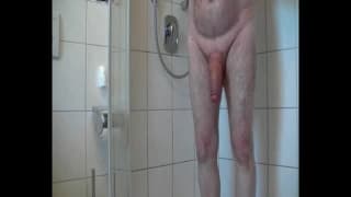 Wielki kutas dojrzałego pod prysznicem