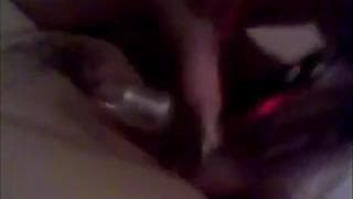 Masturbuje się dla nas różowym dildo