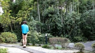 Azjatycki chłopak pokazuje chuja w parku