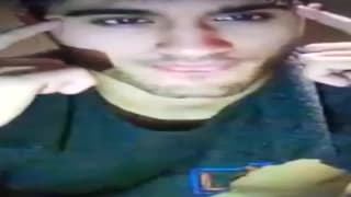 Brunet w intensywnej masturbacji chuja