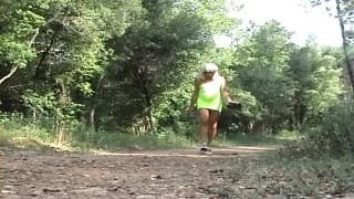 Starszy transwestyta blondyn na dworze