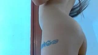 Seksowna trans z dużymi cyckami mocno się spuści