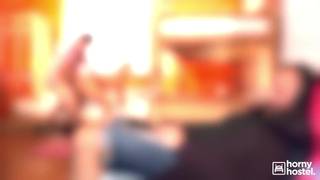 Dziwka w hostelu pierdoli się przy innym gościu!