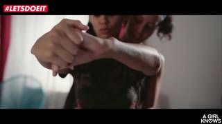 Napalone nastolatki po treningu idą do łóżka Napalone nastolatki po treningu idą do łóżka