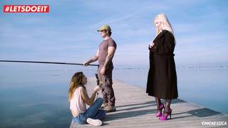 Cycata blondynka ssie kutasa wędkarza na nabrzeżu Cycata blondynka ssie kutasa wędkarza na nabrzeżu